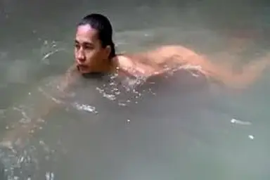 Istri Bang Toyip Berenang Di Sungai